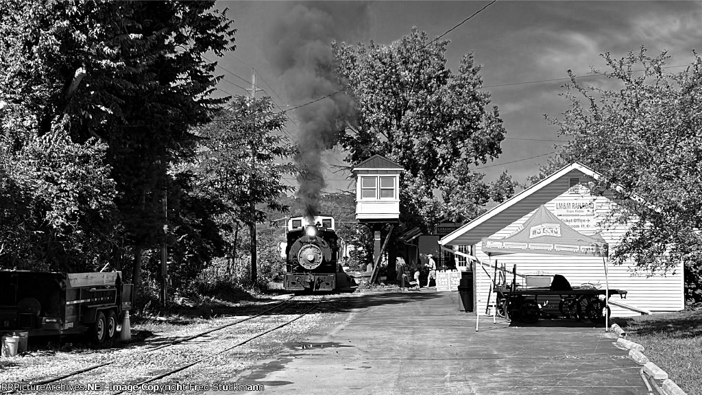 JEDDO COAL 85 pulls into the station.